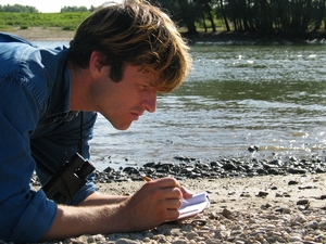 Jeroen Helmer aan het tekenen