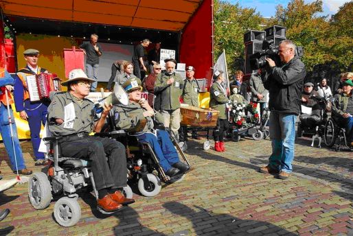 Jan als demonstrant bij Terug naar de Bossen