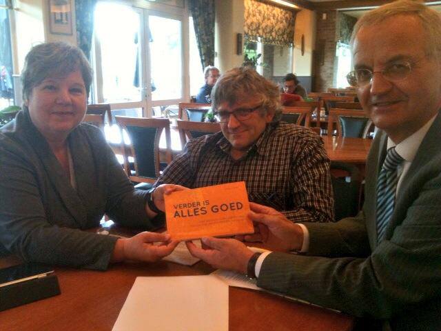foto overhandiging boek aan CDA europarlementarier