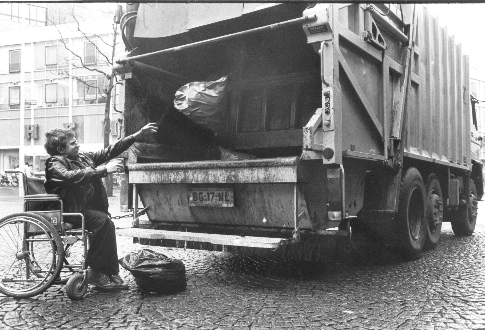 foto jan achter vuilniswagen