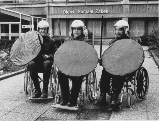 Foto jan van Teeffelen voor het oude politiebureau inclusief aangepast toilet.