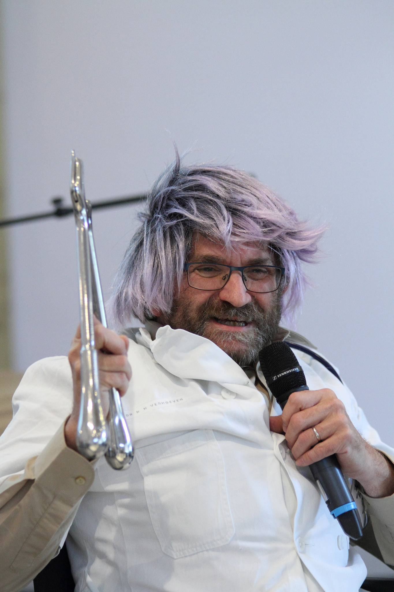 De dokter met gipsschaar