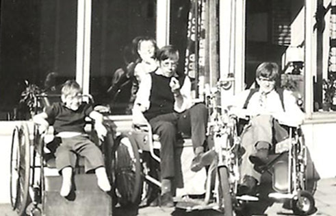 foto jan en harry in het zonnetje voor de kinderrevalidatie