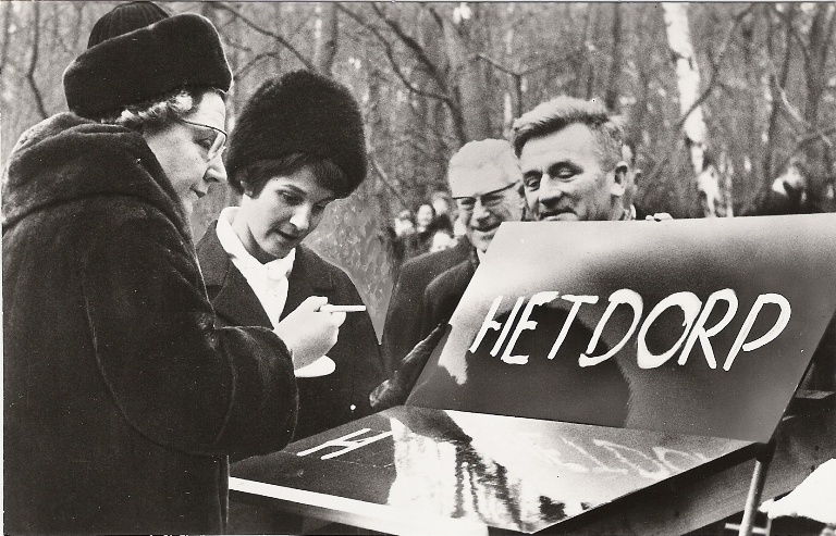 foto Onthulling bord Het Dorp