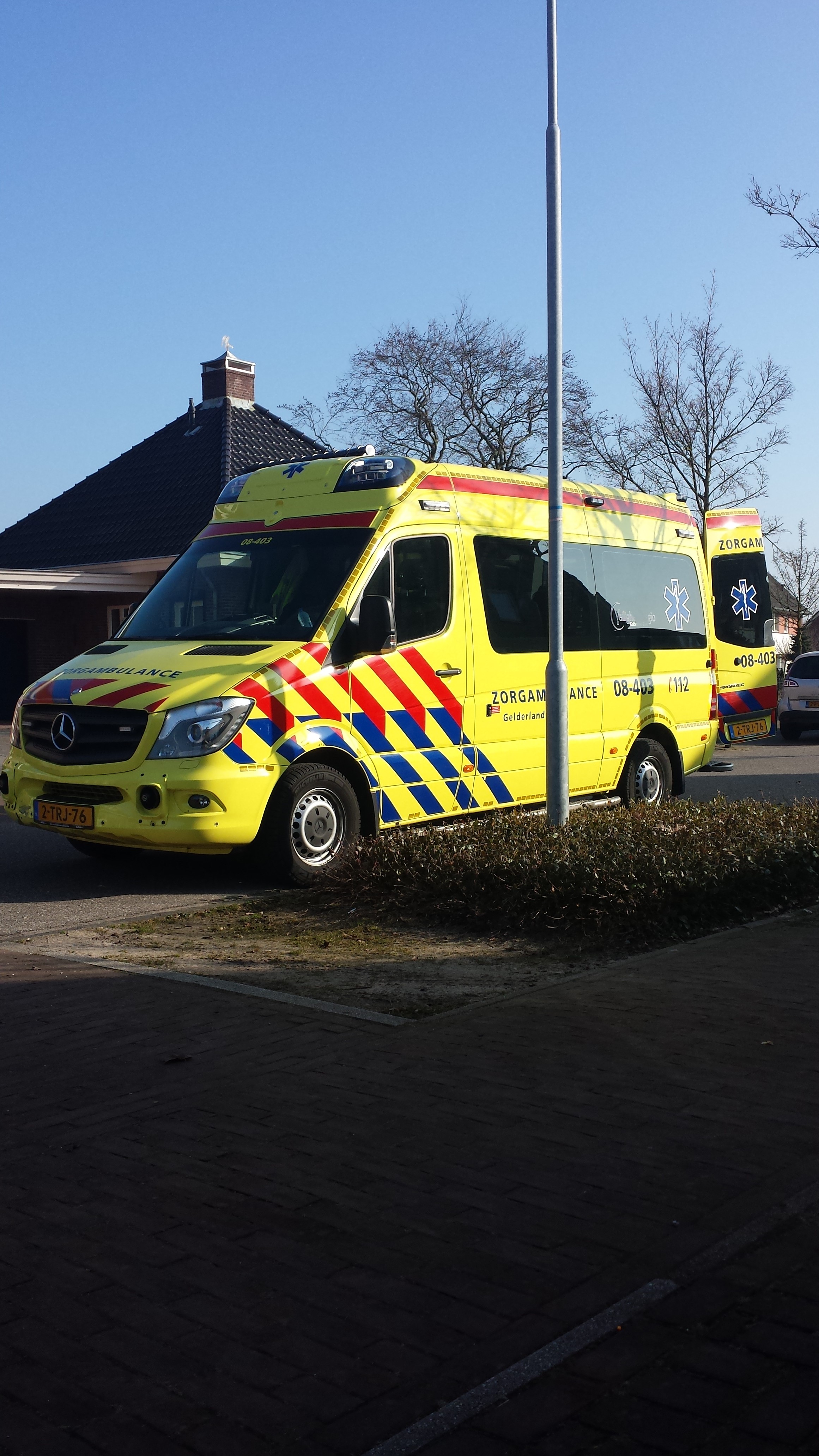 De zorgambulance staat voor ons huis
