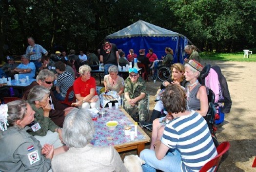 Overleg in de bossen van Mook